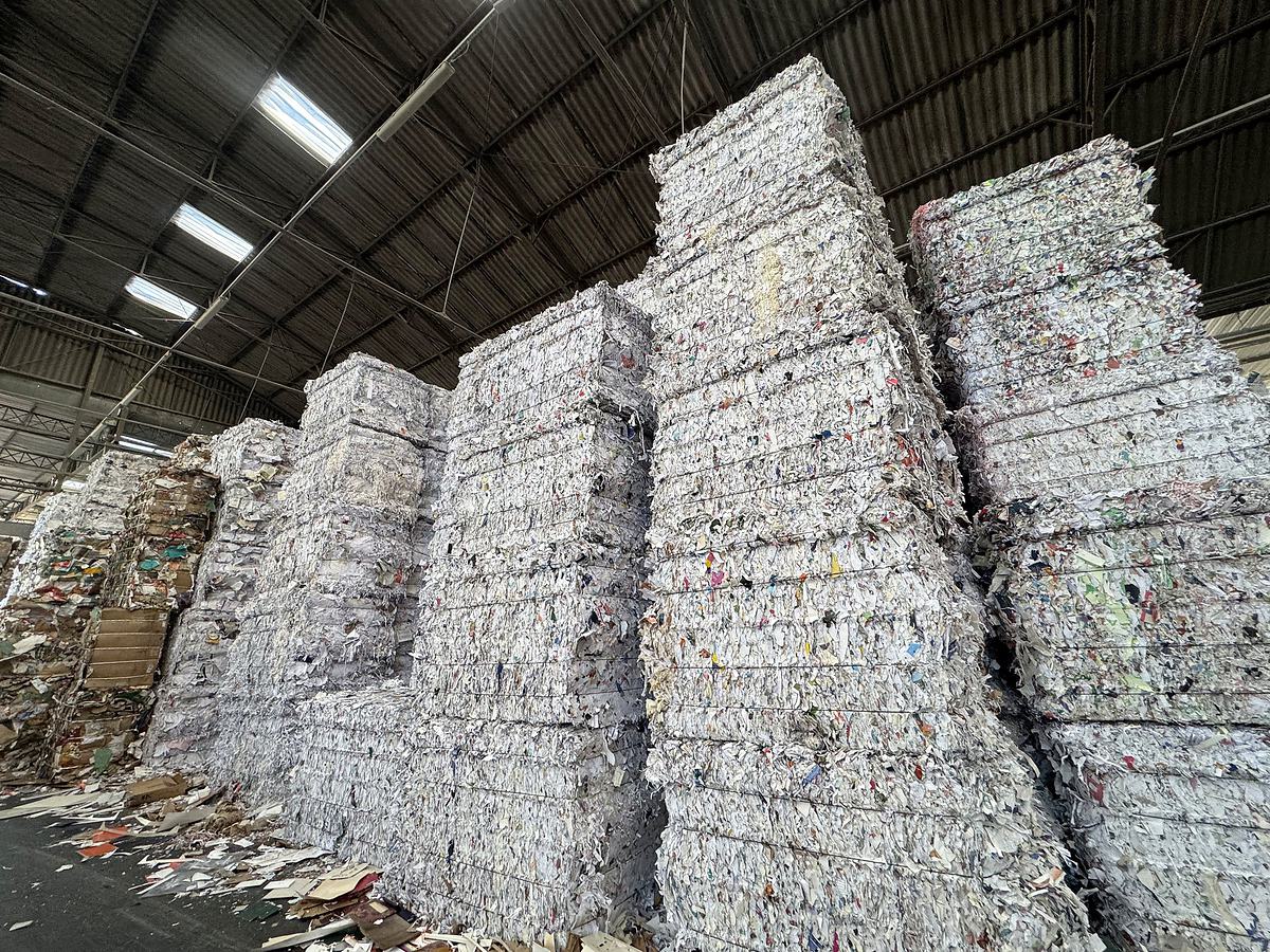 Pilhas de fardos de aparas brancas no pátio